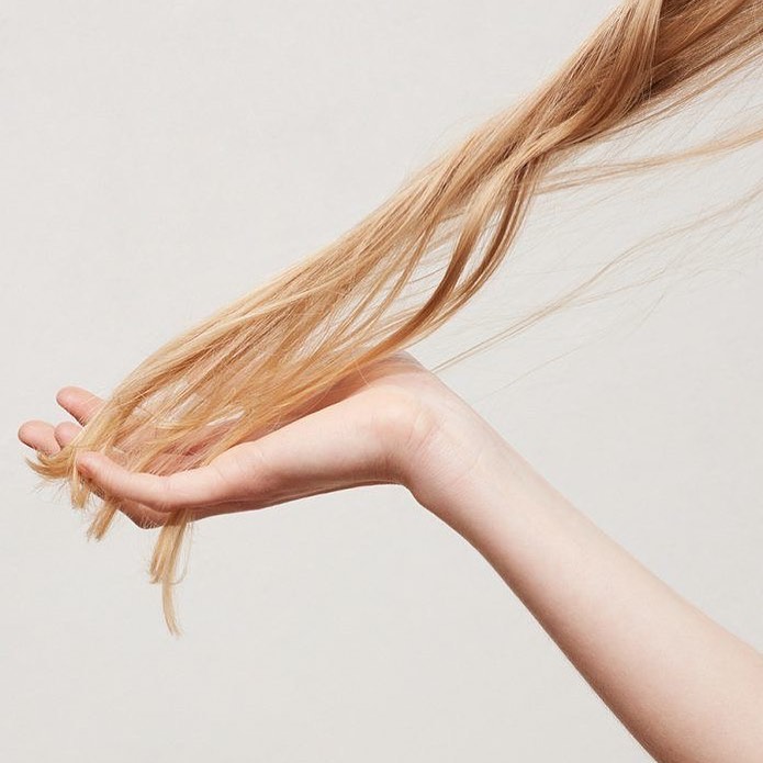 Njega oštećene kose – kako obnoviti kosu nakon bojenja, pegle i sušenja?