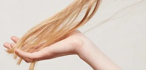 Njega oštećene kose – kako obnoviti kosu nakon bojenja, pegle i sušenja?